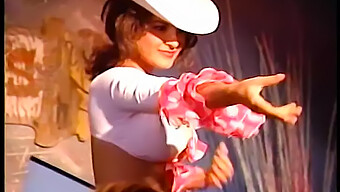 Viettelevä Cowboy Ratsastaa Villillä Blondilla Hevosella Ja Antaa Rajun Suihinoton