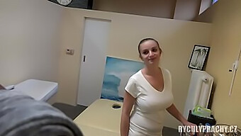 Sinnliche Massage Mit Einem Upskirt-Ende