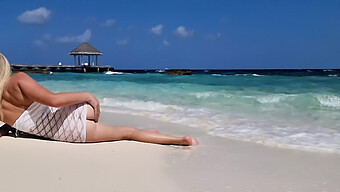 Una Teenager Scalza Si Fa Scopare Il Culo Stretto Sulla Spiaggia