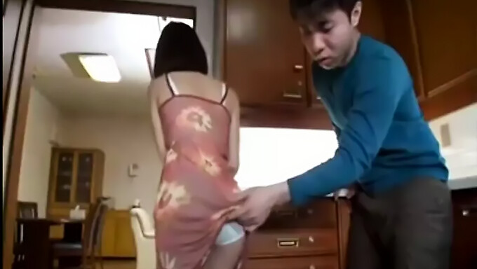 Une Belle-Mère Japonaise Séduit L'Ami De Son Beau-Fils Dans Cette Vidéo De Fellation.