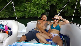 Sexe En Public Sur Un Bateau: Une Surprise Éjaculation