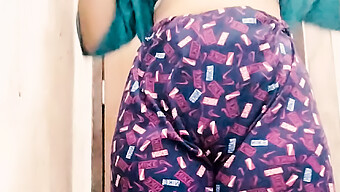 Full Hd Video Of An Indian Woman Getting Her Peeche And Salwar Checked