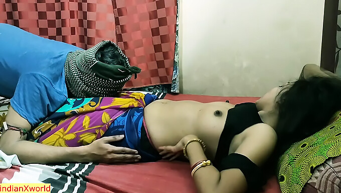 Niña India De 18 Años Disfruta Del Sexo Interracial Con Su Esposo