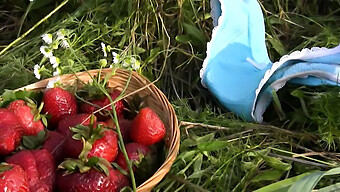 Primo Piano Dell'Orgasmo Naturale Di Una Ragazza Con La Figa Di Fragola