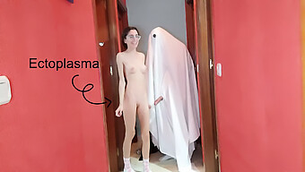 Un Fantasma Inquietante Seduce Una Giovane Indiana Carina.