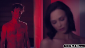 La Figa Di Emily Willis Viene Divorata In Questo Video Hardcore.