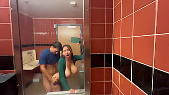 Gros Seins Et Seins Naturels Dans Une Éjaculation Interne Risquée Dans Une Salle De Bain Publique