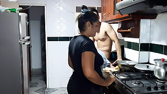 Madrasta Dá Um Boquete Delicioso Para Enteado Na Cozinha