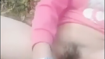 Une Adolescente Indienne De 18 Ans Expérimente L'Éjaculation Féminine Dans Cette Vidéo