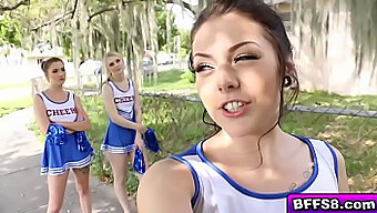 Le Cheerleader Si Alternano A Farsi Scopare La Bocca E Le Fighe In Un'Orgia Con Il Loro Allenatore