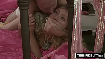 Schattige Blonde Tiener Krijgt Een Creampie Verrassing Op Haar Verjaardag