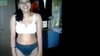 Chica Mostrando Sus Atributos En Video Amateur