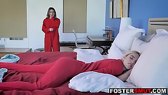 Hai Mẹ Con Foster Thỏa Mãn Niềm Vui Đồng Tính Nữ