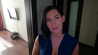 Echte Milf Stieftante Leert Meer Dan Alleen Wiskunde In Deze Video