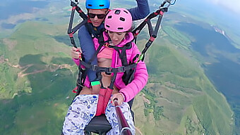 Mokré A Divoké: Kundička Stříká Při Paraglidu