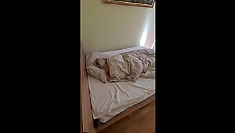 Vidéo Maison De La Femme Réveillant L'Ami De Son Mari Pour L'Utiliser