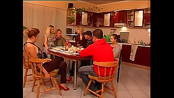 Afaceri De Familie: O Milf Cu Sânii Mari Și Fiica Ei Roșcată