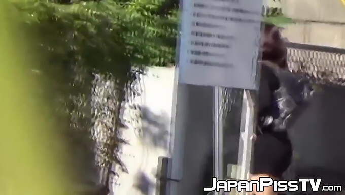 Garotas Japonesas Adolescentes (16+) Pegas Urinando Em Público.