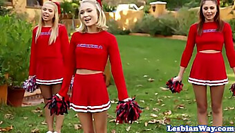 Lesbisk Gruppesex Med Små Cheerleaders