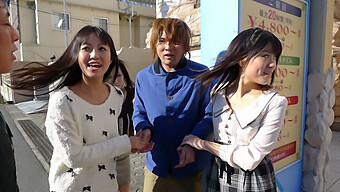 La Fille Japonaise Kotomi Asakara Profite D'Une Orgie De Groupe Avec Un Mec Chanceux