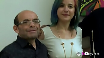 Uma Amadora Peituda E Uma Colegial Com Piercing Se Juntam A Um Pai Tatuado Em Um Trio Quente