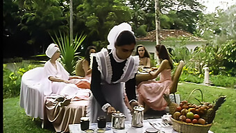 Buceta Morena Apertada: Um Filme Bdsm Retro Com Adolescentes E Dominas