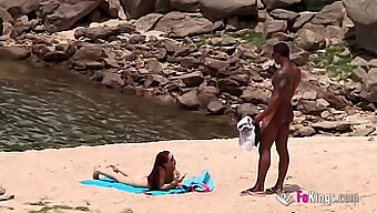 Cowgirl Negra Cavalga Um Pau Preto Grande Na Praia