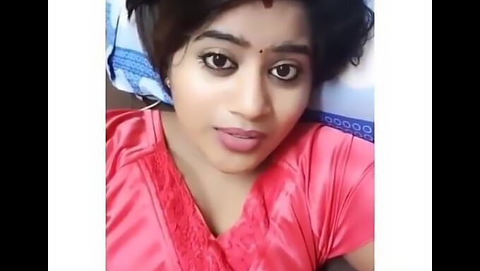 Watch The Hottest Indian Girl With Perfect Cleavage In This Video!