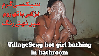 Baignade Sous Une Douche Chaude Avec Une Pakistanaise Aux Gros Seins Naturels