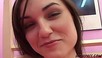 A Estrela Pornô Adolescente Sasha Grey Leva Uma Foda Anal Forte