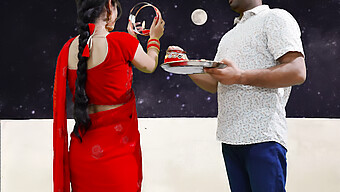 Karva Chauth Lần Đầu Tiên Quan Hệ Tình Dục Với Một Thiếu Niên Ấn Độ Quyến Rũ