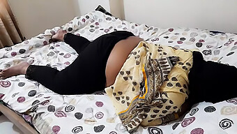 Novia India De 18 Años Experimenta Su Primera Vez Con Su Novio En La Cama