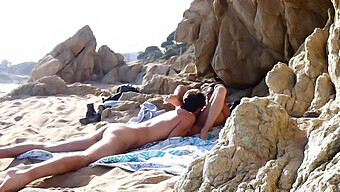 Amateur Outdoor Porn: Couple Caught Having Sex At The Beach