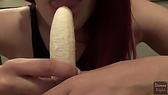 Blowjob Lucu Dengan Pisang Yang Menggoda