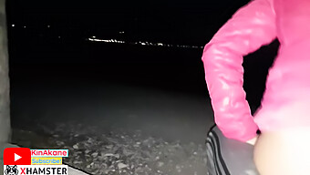 Najstnica (18+) Dobi Oralni Seks In Se Seksa Na Plaži V Javnosti