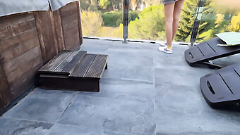 Cô Gái Trẻ Ngực Nhỏ Thủ Dâm Để Phun Nước Trên Chiếc Patio Trên Núi