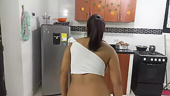 A Vizinha Morena Daniela Aproveita A Ausência Da Esposa Para Desfrutar De Um Trio Quente