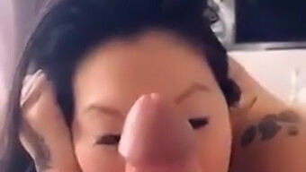 Une Fille Asiatique Avec De Gros Seins Et Un Corps Serré Adore Son Papa Blanc