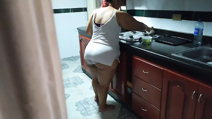 Limpeza De Cozinha Leva A Uma Sessão Quente De Masturbação