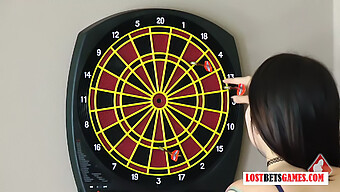 Lesbianas De 18+ Adolescentes Juegan Un Juego Travieso De Strip Darts