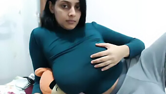 ¡mira A Una Chica India Tetona Darse Placer En Cámara!