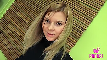 Die Russische Blondine Elizabeth J Zeigt Ihre Natürlichen Vorzüge In Diesem Solo-Video