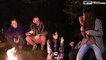 Fetele De La Colegiu Devin Sălbatice Și Nebunești În Acest Videoclip De Sex În Grup Lesbiene