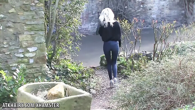 Vidéo Hd D'Une Fille Blonde Se Masturbant Et Se Déshabillant