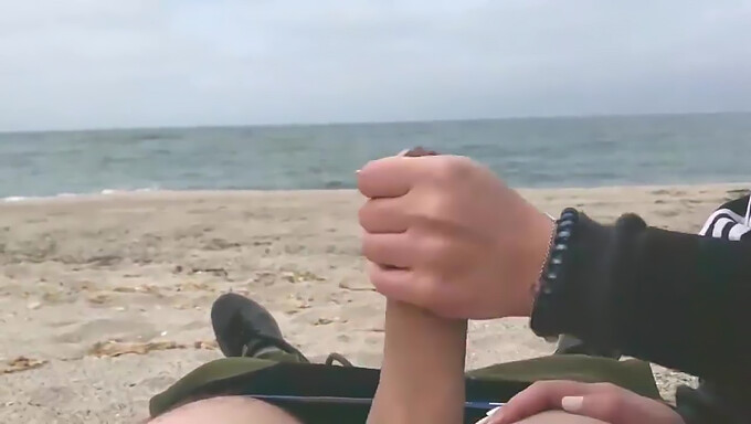 Une Jeune Escorte Échouée Sur La Plage Reçoit Une Éjaculation Interne